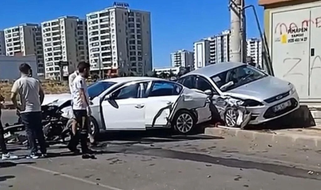 Otomobiller kavşakta kafa kafaya çarpıştı: 2 yaralı