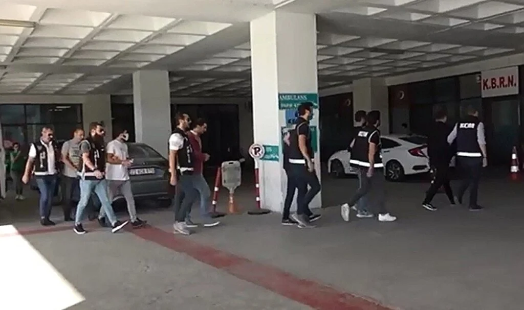 Otomobilleri motor ve şasi numaralarını değiştirip sattıkları iddia edilen 4 kişi tutuklandı