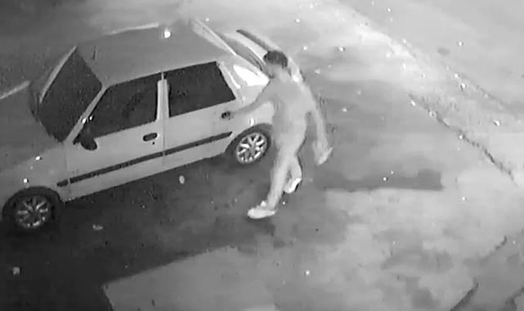 Otomobilleri tek tek dolaştı, tek poşetle geldiği sanayi çarşısından 4 poşetle çıktı