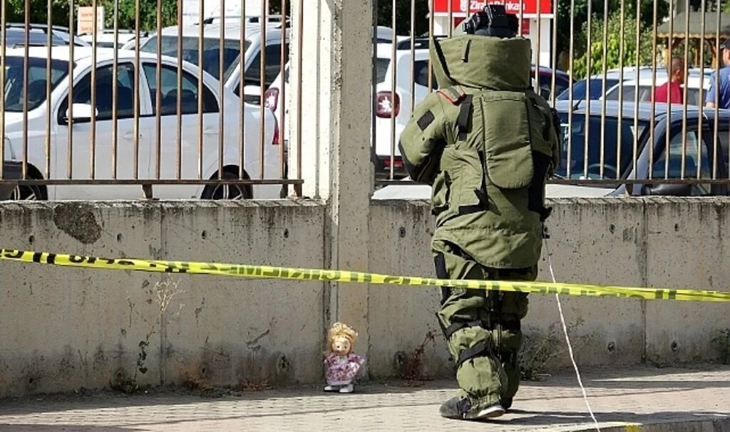Oyuncak bebek polis ekiplerini alarma geçirdi