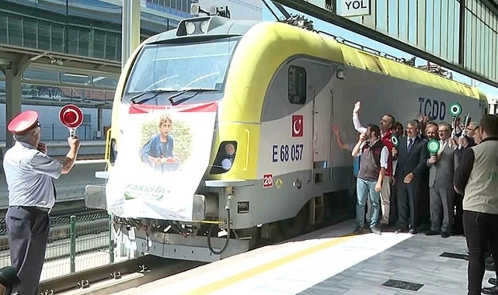 Pakistan'a yardım malzemesi taşıyan dördüncü 'İyilik Treni' törenle uğurlandı