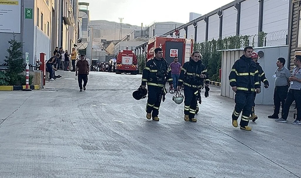 Pamuk fabrikasında yangın: 1 itfaiye eri öldü, 9 kişi yaralandı