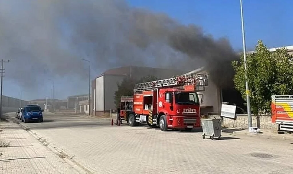 Pano fabrikasındaki yangın korkuttu