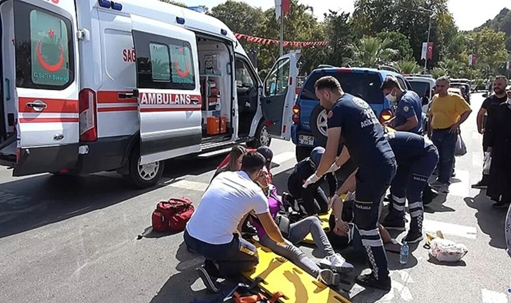 Park ederken yayalara çarptı: 2 yaralı