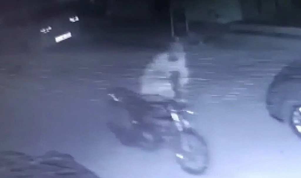 Park halindeki motosikleti sürükleyerek çaldı