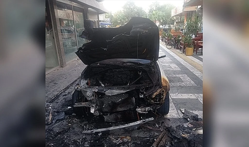 Park halindeki otomobil alev alarak yandı