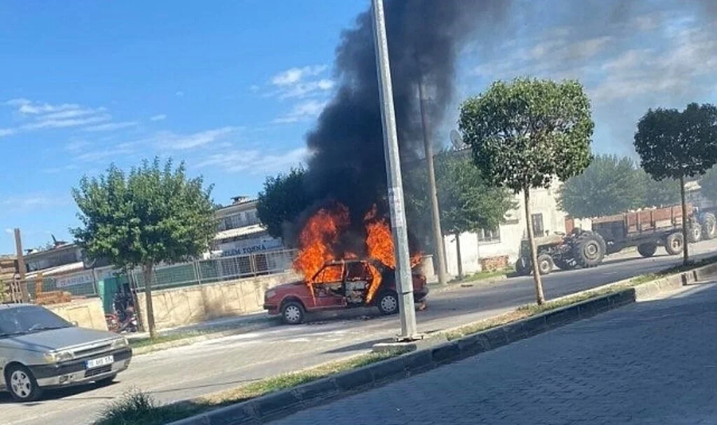 Park halindeki otomobil alev topuna döndü
