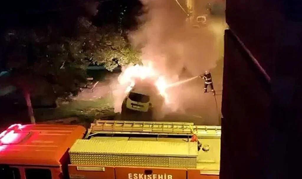 Park halindeki otomobil alevlere teslim oldu
