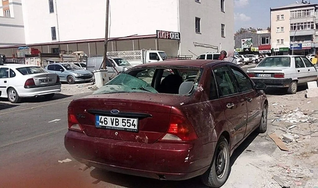 Park halindeki otomobilin üstüne inşaattan kalas düştü