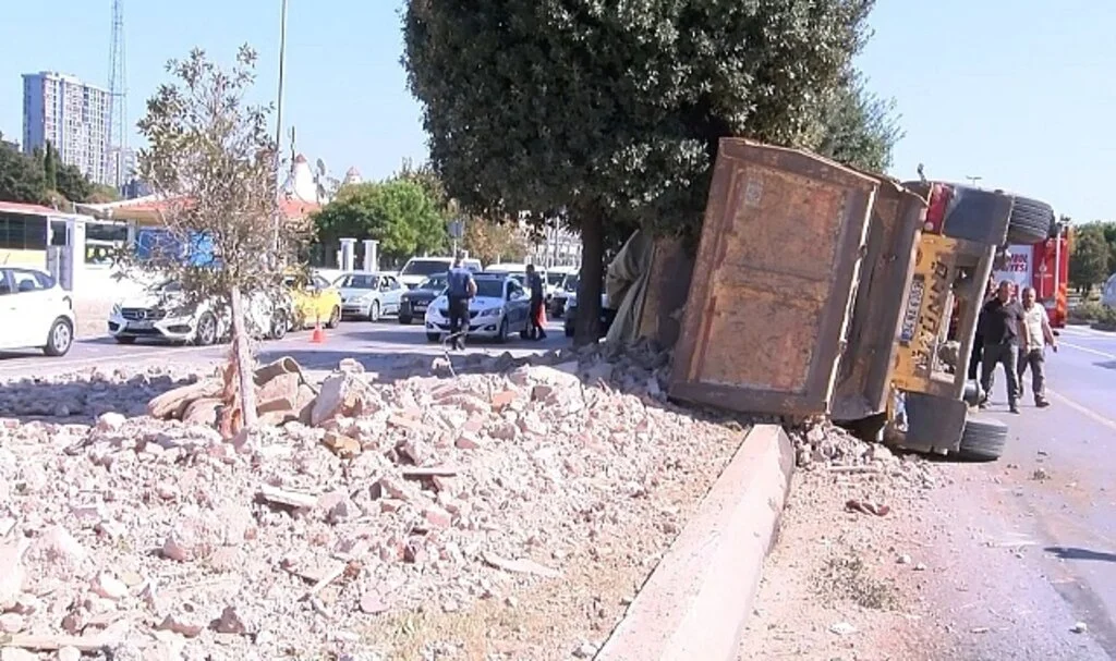 Pendik’te hafriyat kamyonu dehşeti: Işıkta geçti, araca çarpıp yola savruldu