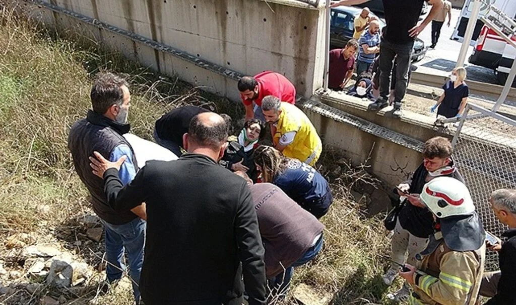 Pendik’te otomobil 3 metrelik duvarı aşıp takla attı, 2 arkadaş yaralandı
