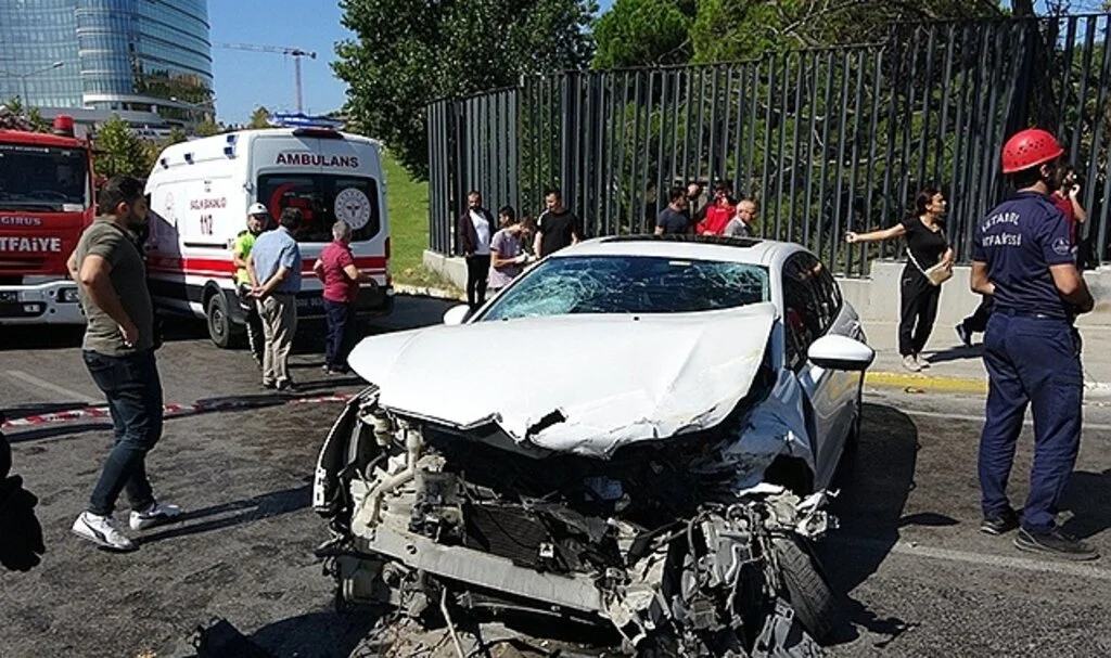 Pendik'te virajı alamayan otomobil bariyerlere çarptı, kazada 1 kişi yaralandı