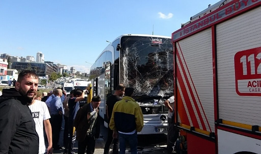Pendik'te yolcu otobüsüyle kamyon çarpıştı: 2 yaralı