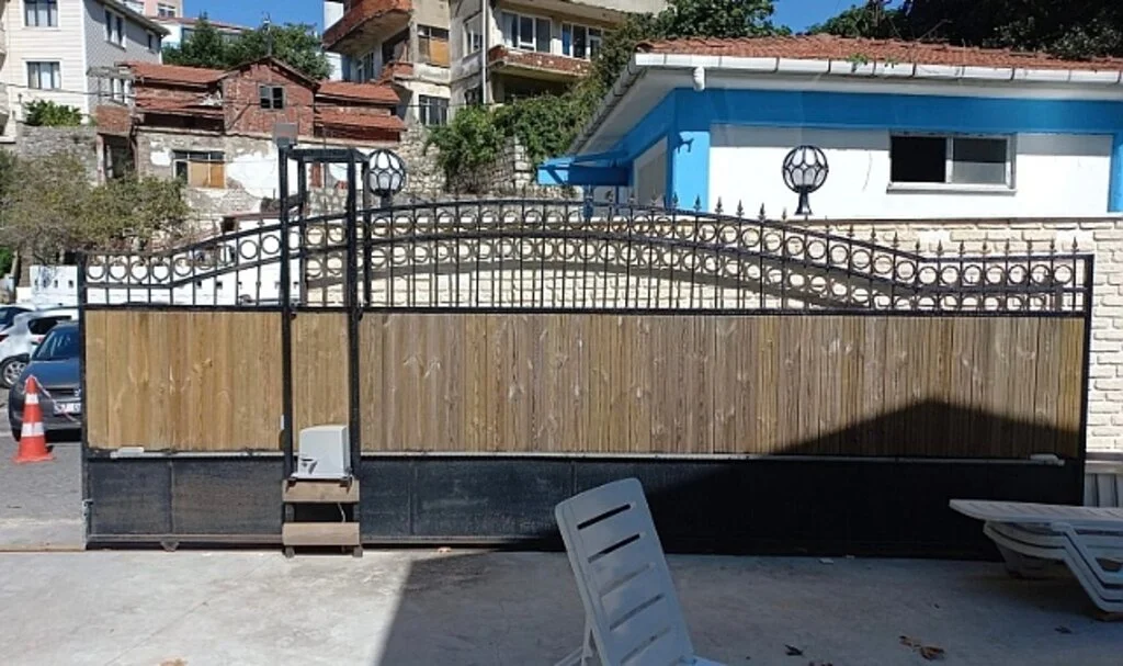 Plaj görevlisi demir kapının altında kaldı