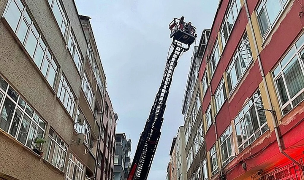 Polis çatıda enseledi 