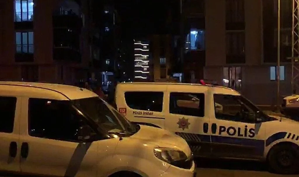 Polis memuru silahını temizlerken kendini vurdu