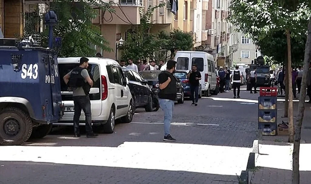 Polise silahlı saldırı gerçekleştiren cinayet zanlılarını yakalamak için operasyon başlatıldı