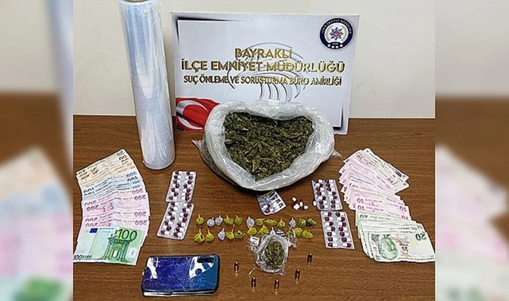 Polisi görünce uyuşturucu dolu poşeti aşağı attılar