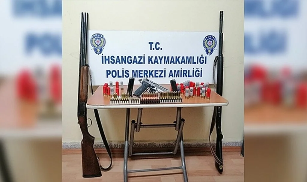 Polisin arama yaptığı ev ve araçta 3 adet ruhsatsız silah ele geçirildi: 1 gözaltı