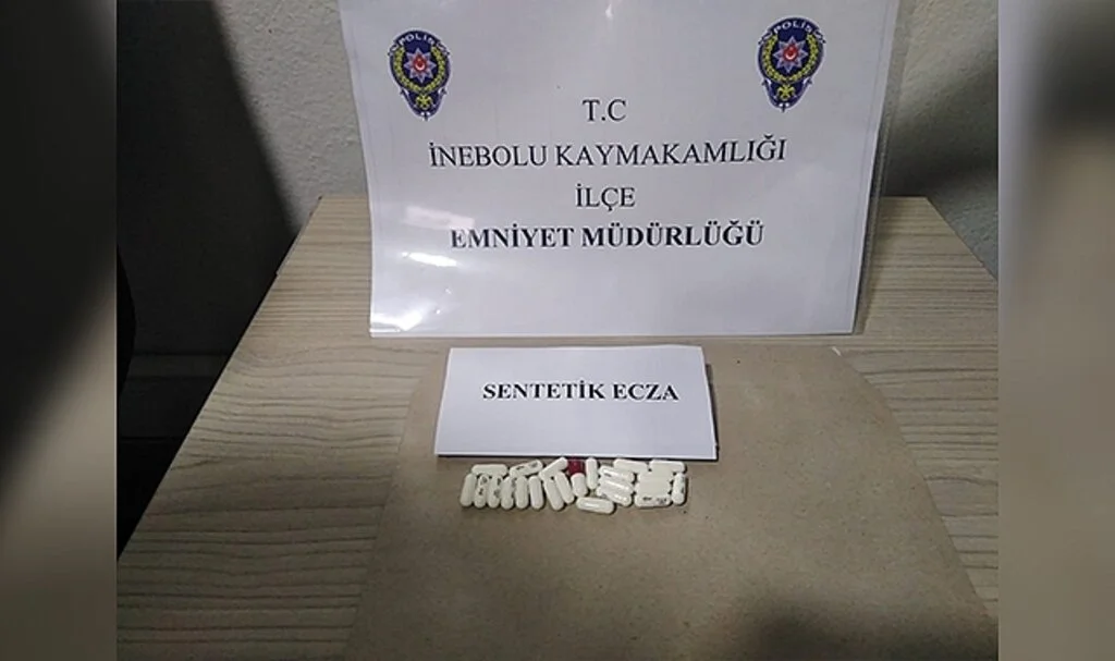 Polisin arama yaptığı iş yerinde poşetten sentetik ecza hap çıktı