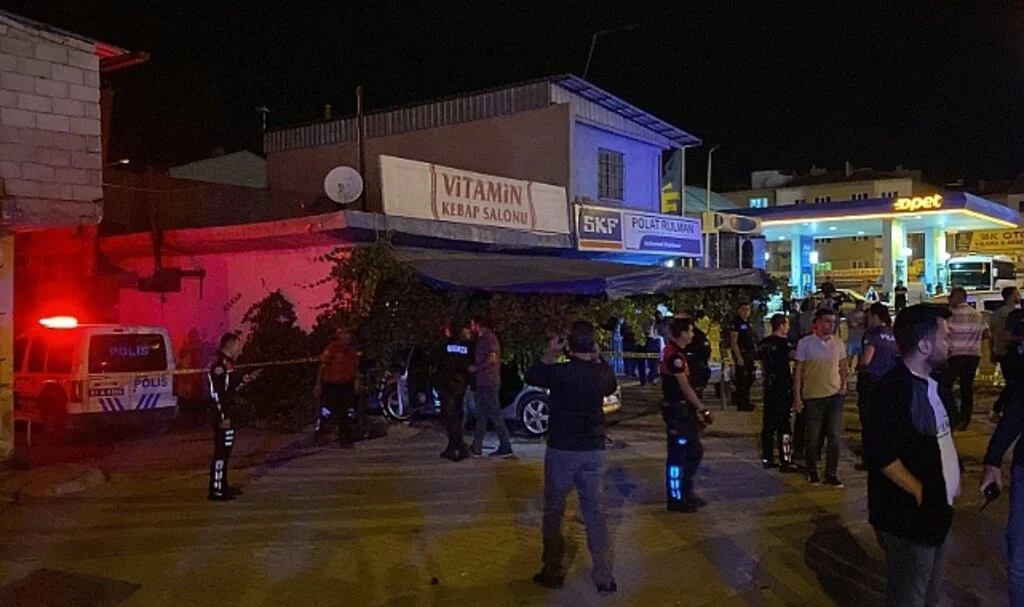 Polisin dur ihtarına uymayan otomobil minibüse çarptı:3 yaralı