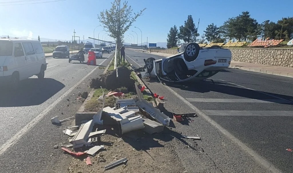 Refüje çarpıp aydınlatma direğini yerinden söktü: 2 yaralı