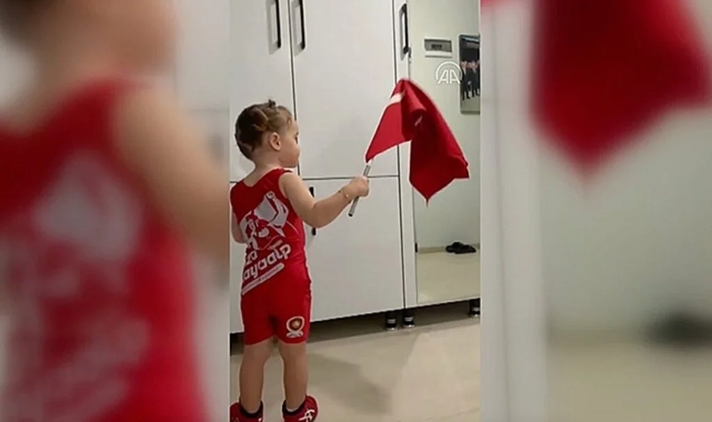 Rıza Kayaalp'in kızı Ay Vera, babasının dünya şampiyonluğunu televizyondan izledi