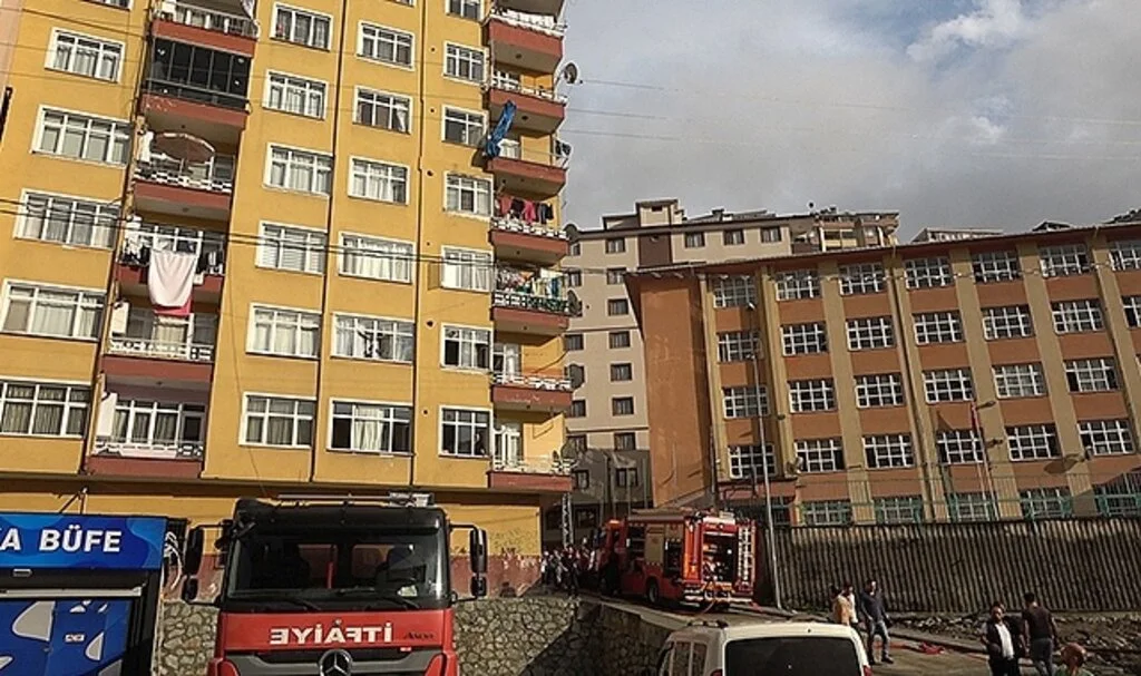 Rize’de çıkan yangında 4 kişi çatı katında mahsur kaldı