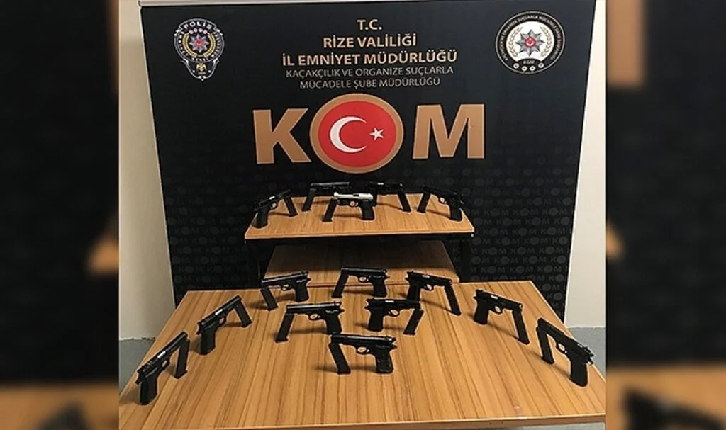 Rize'de durdurulan bir araçtan 15 adet ruhsatsız silah yakalandı