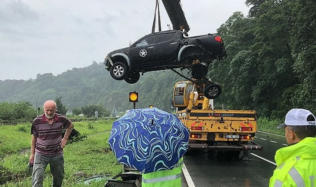 Rize'de refüje çarpan kamyonet takla attı: 2 yaralı