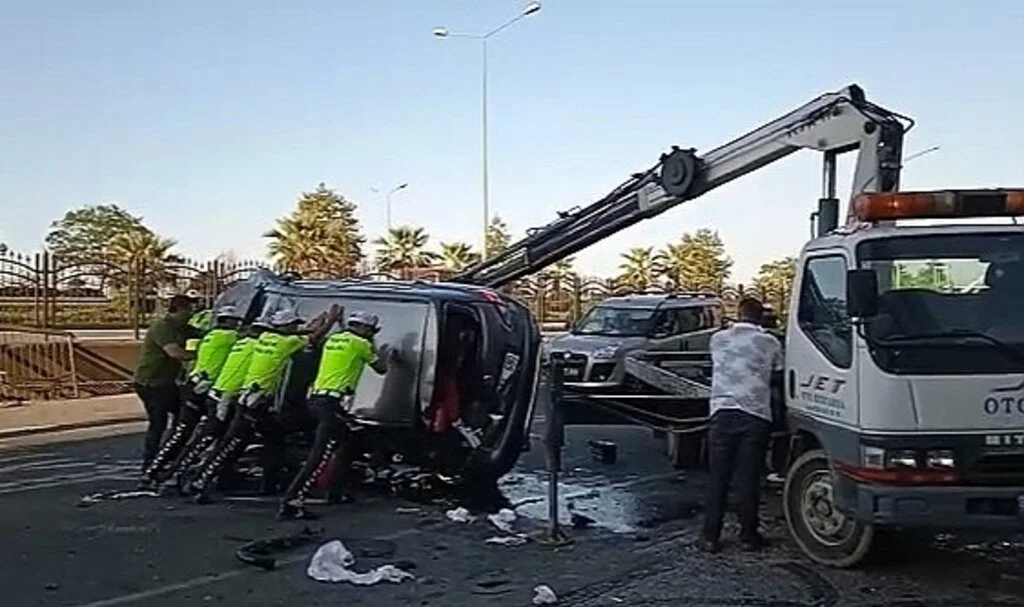 Rize’de takla atan aracın içinde sıkışan sürücü kurtarıldı