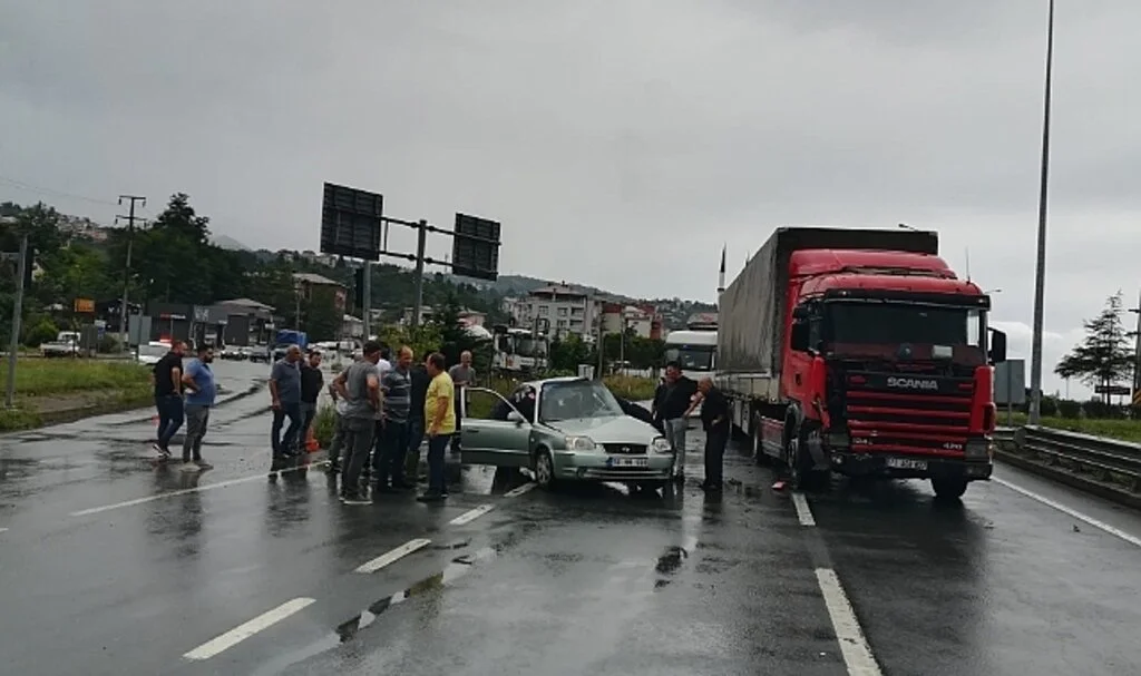 Rize'de tır otomobile çarptı, baba ve oğlu ağır yaralandı