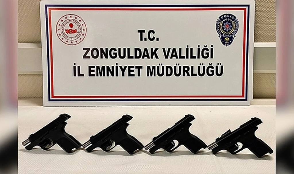 Ruhsatsız silahlar otomobilin koltuğunun altından çıktı: 2 gözaltı