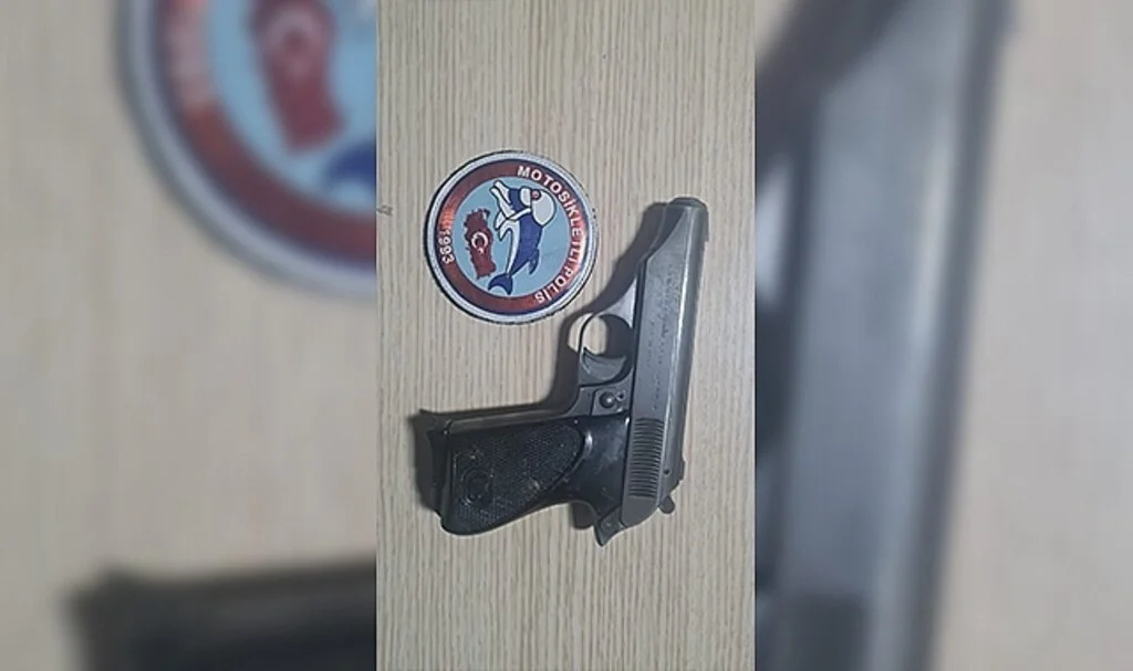 Ruhsatsız tabancayla polise yakalandı