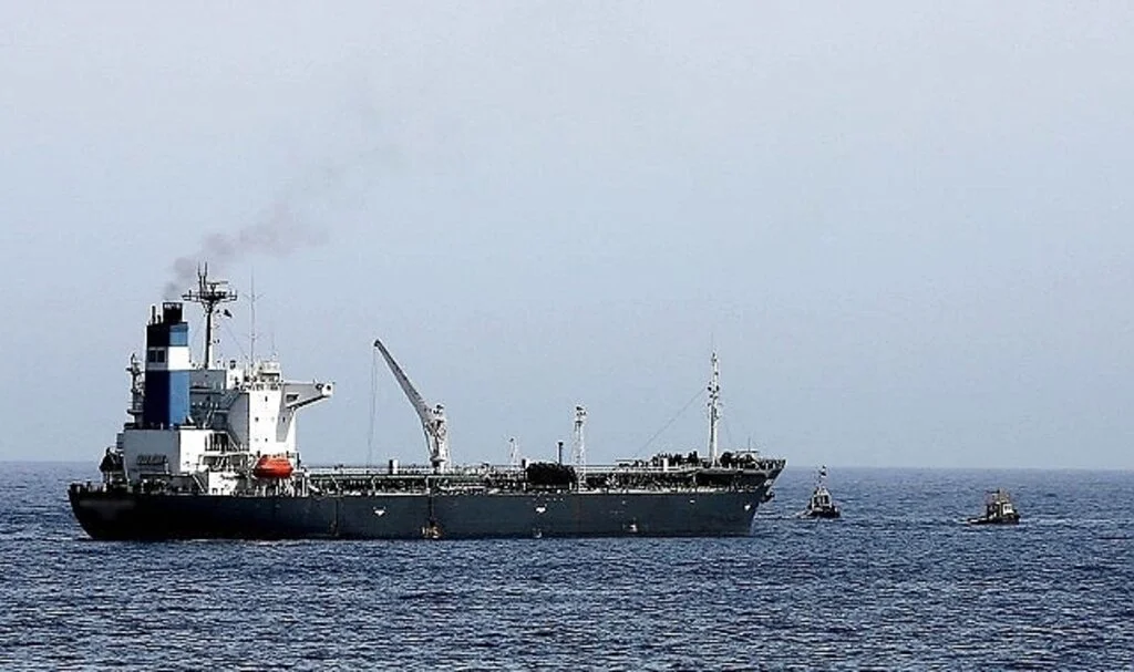 Rus petrolünün Yunanistan açıklarından Avrupa'ya gizlice sevki denizdeki takiple görüntülendi