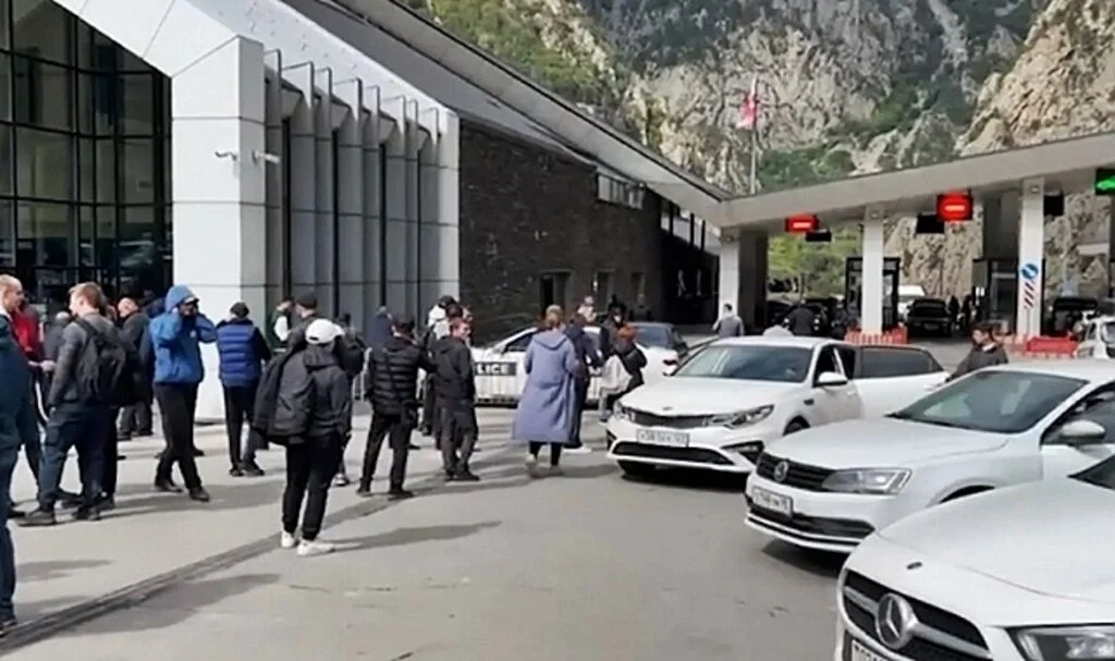 Rusya-Gürcistan sınır kapısında 14 kilometrelik araç kuyruğu
