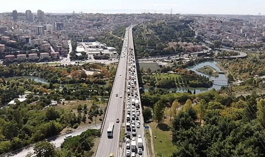 Sadabad Viyadüğü’nde kamyonet devrildi: Kilometrelerce trafik oluştu