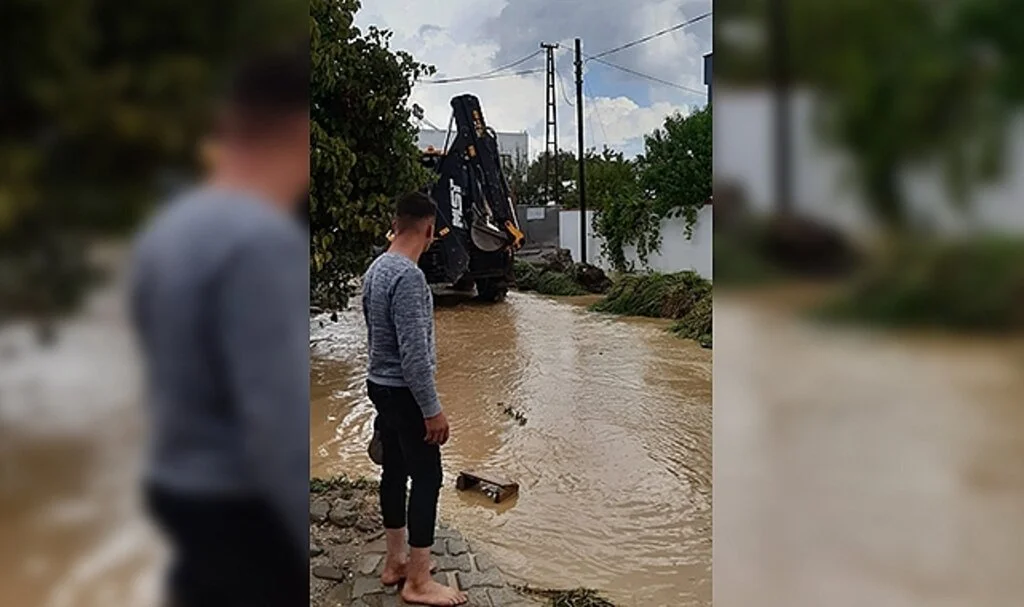 Sağanak yağış yolları dereye çevirdi
