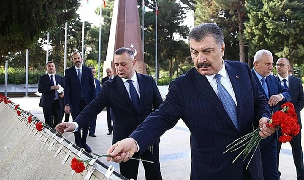 Sağlık Bakanı Fahrettin Koca, Bakü'de şehitlikleri ziyaret etti
