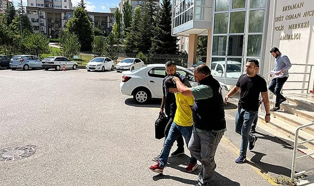 Sahaya girip Beşiktaşlı futbolculara saldıran taraftar adliyeye sevk edildi