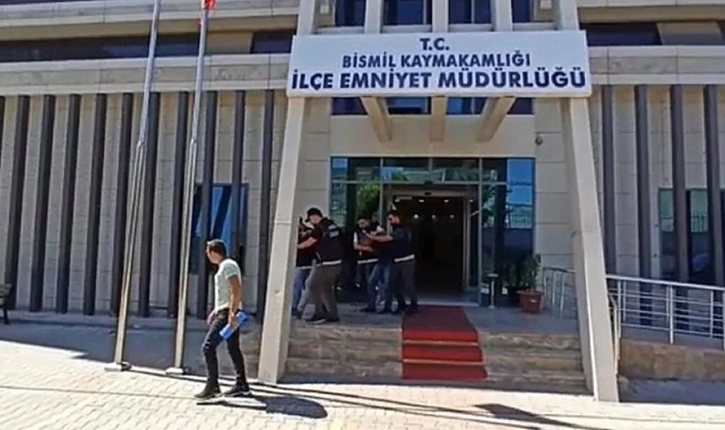Saklama kabında uyuşturucu taşıdılar, uygulamada yakayı ele verdiler