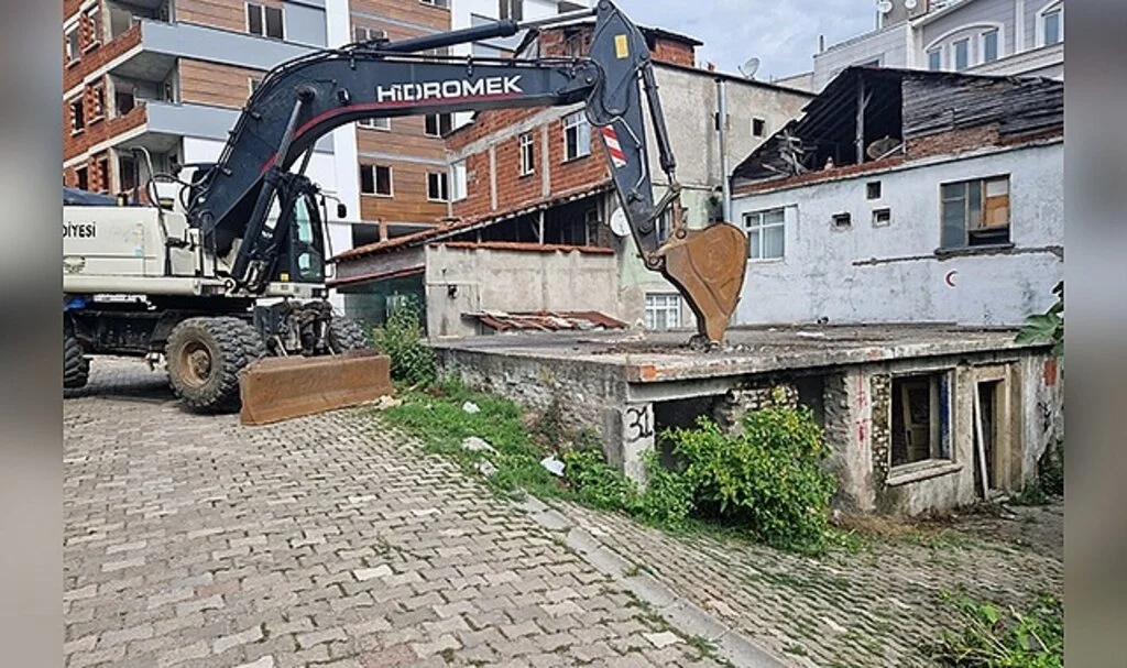 Salıpazarı Belediyesi İlçede  Metruk Binaları Yıkıyor