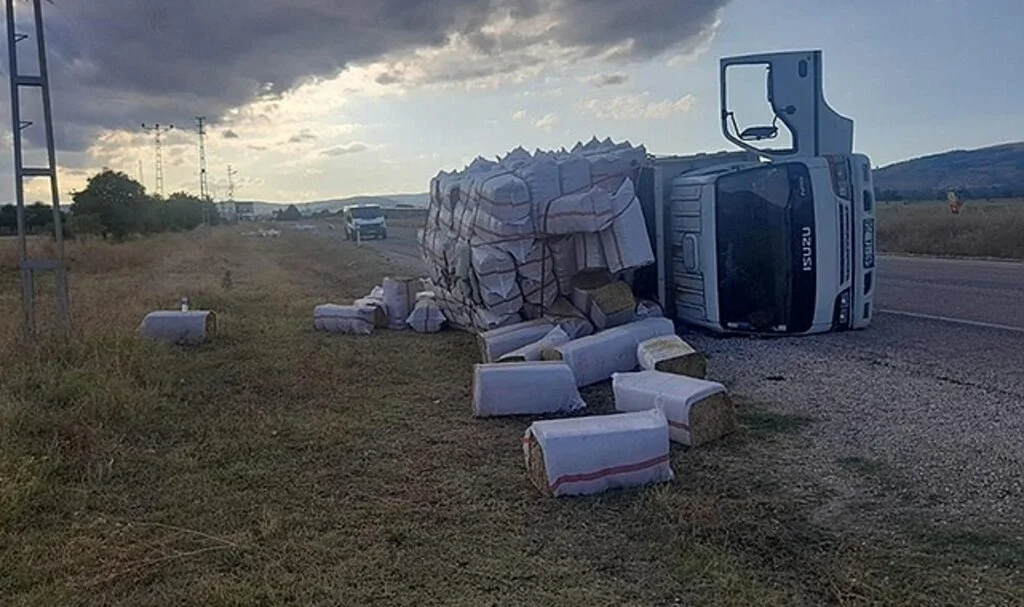 Saman balyası yüklü kamyonet devrildi: 1 yaralı