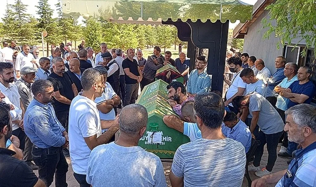 Saman tozu kavgasında hayatını kaybeden karı koca son yolculuğuna uğurlandı