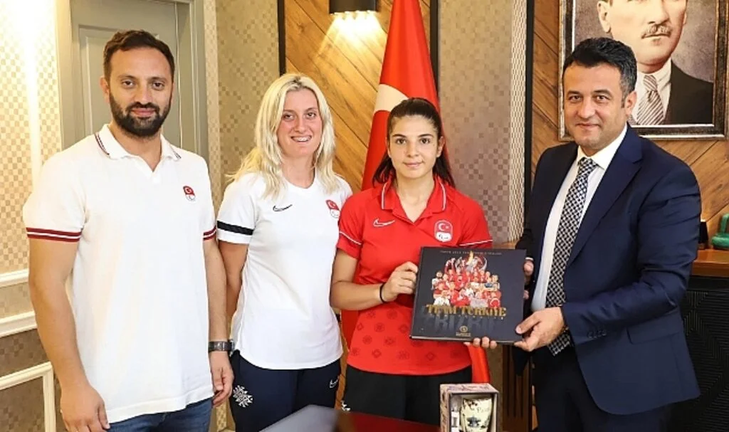 Şampiyonlardan Başkan Doğan'a ziyaret