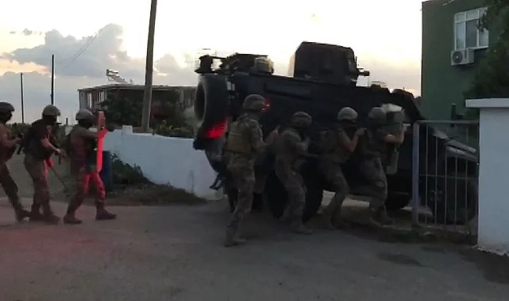 Samsun'da 15 kişinin gözaltına alındığı suç örgütü operasyonu polis kamerasında