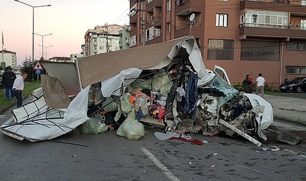 Samsun'da Elektrik direğine çarpan kamyonet hurdaya döndü: 1 ölü, 1 yaralı