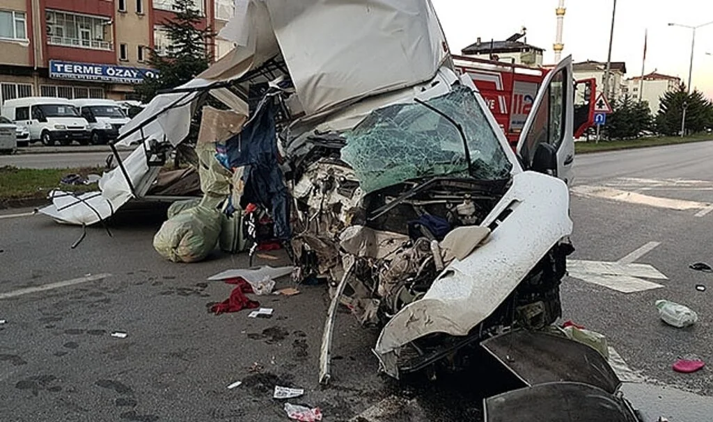 Samsun'da elektrik direğine çarpan kişi kazada feci şekilde can verdi 