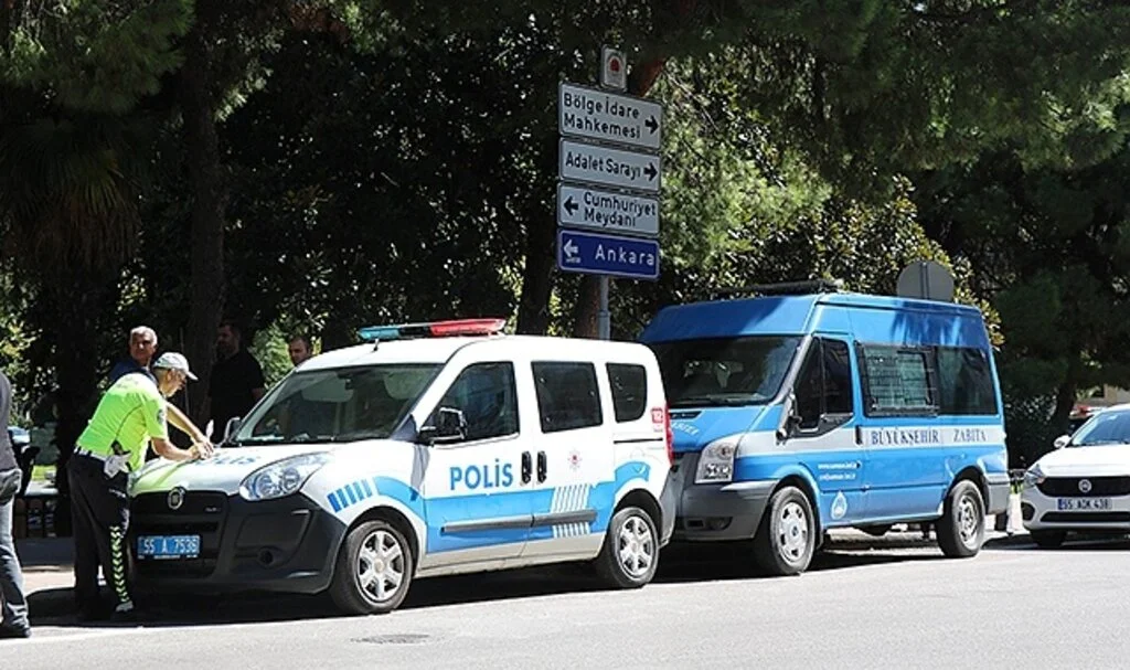 Samsun’da Hafif ticari araç polis ve zabıta araçlarına çarptı