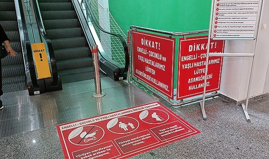 Samsun'da  Hastanede yürüyen merdivenlerde düşen 2 kadın yaralandı